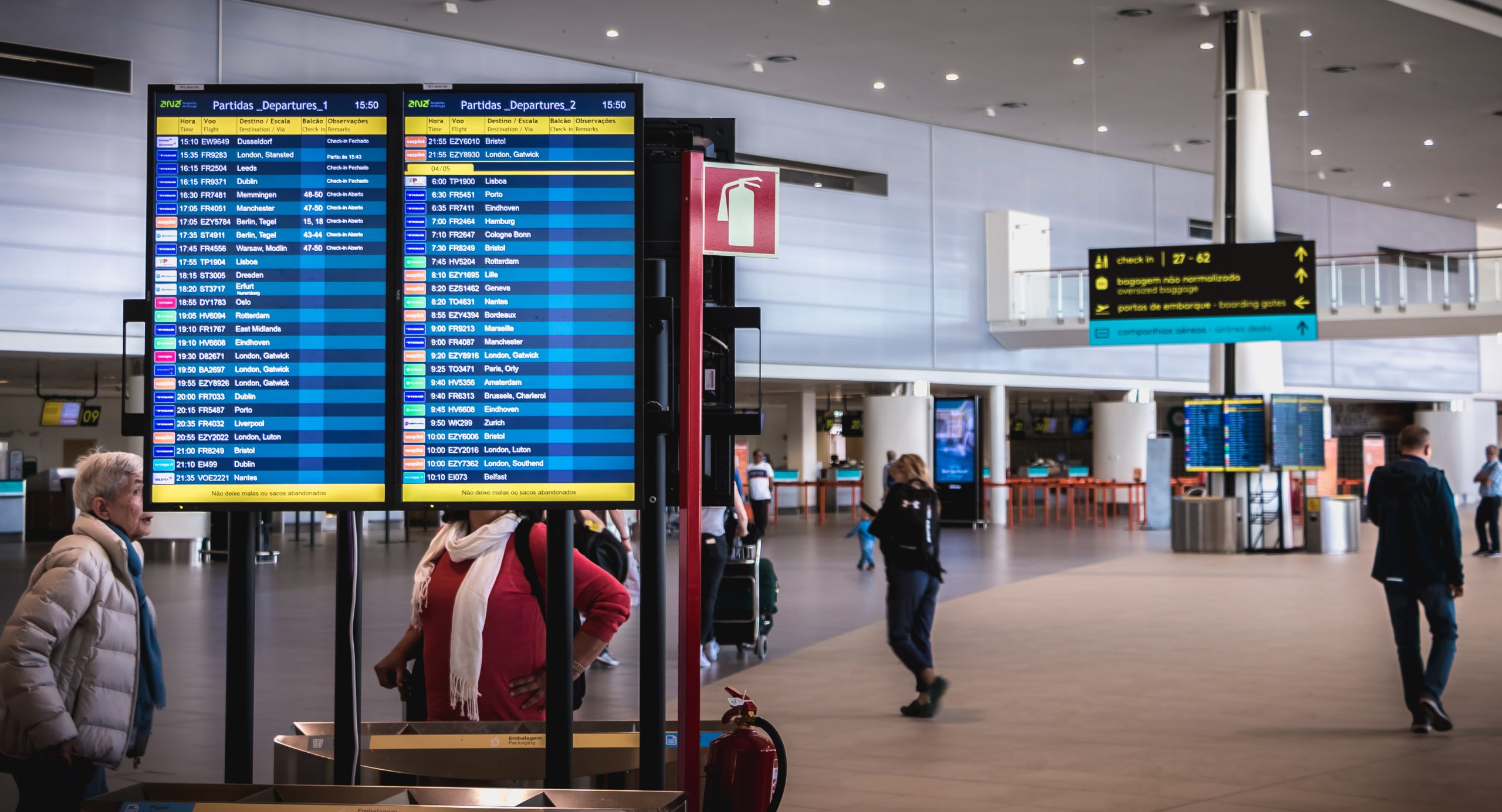 airport digital signage